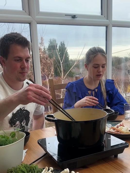 今天妹妹来,我尝试做了广式金汤打边炉,鸡汤猪骨炖的汤底真是鲜