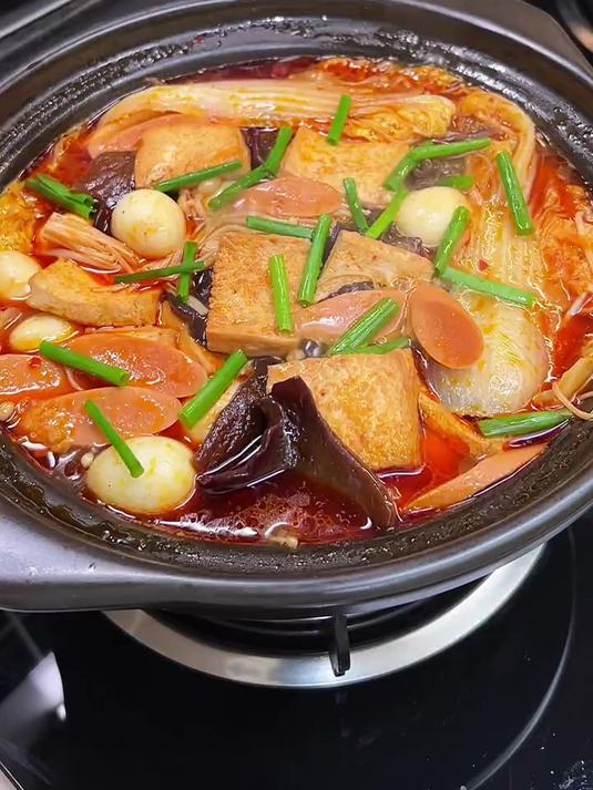 天变冷了,给家人做一锅热气腾腾的白菜豆腐煲