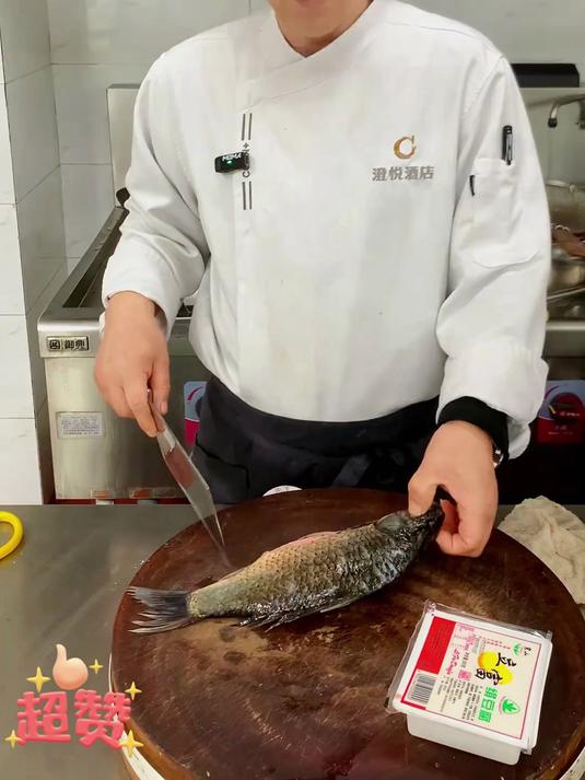 奶白鲫鱼汤：汤汁浓郁鲜香，不腥不腻，十五分钟轻松搞定