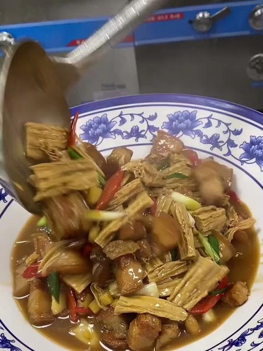 如果只做素烧腐竹的话，那今天教大家做一道腐竹红烧肉，嘎嘎好吃