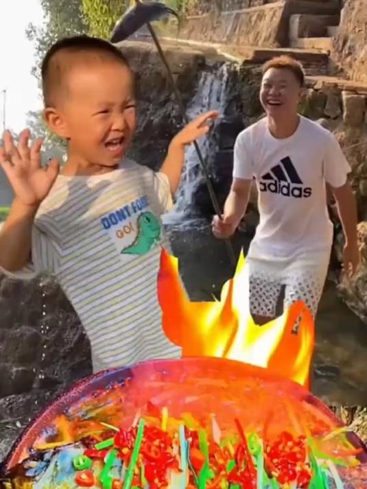 小屁孩会自己打鱼了 农村生活的朴实日常