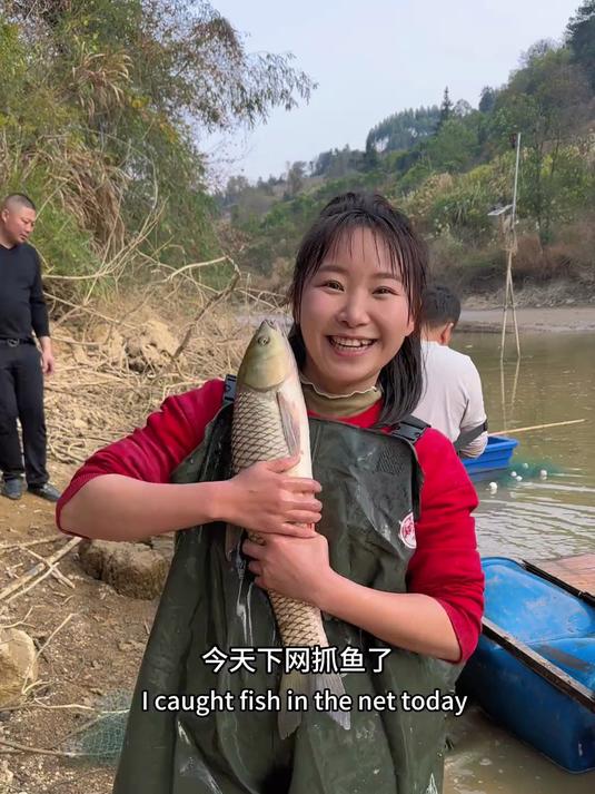马上过年了,村里打鱼了一网两千斤的那种祝大家新年快乐年年有余