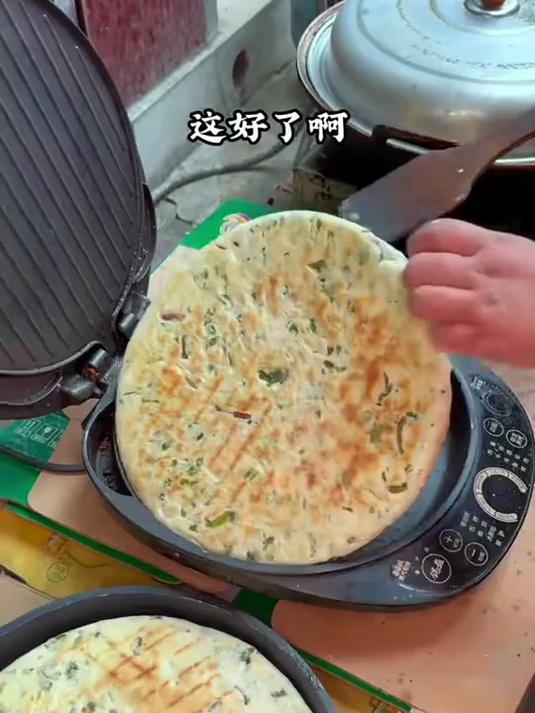 关中人都爱吃的蚂蚱菜馍,蘸上蒜,绿辣子,搭配一碗包谷粥太香了