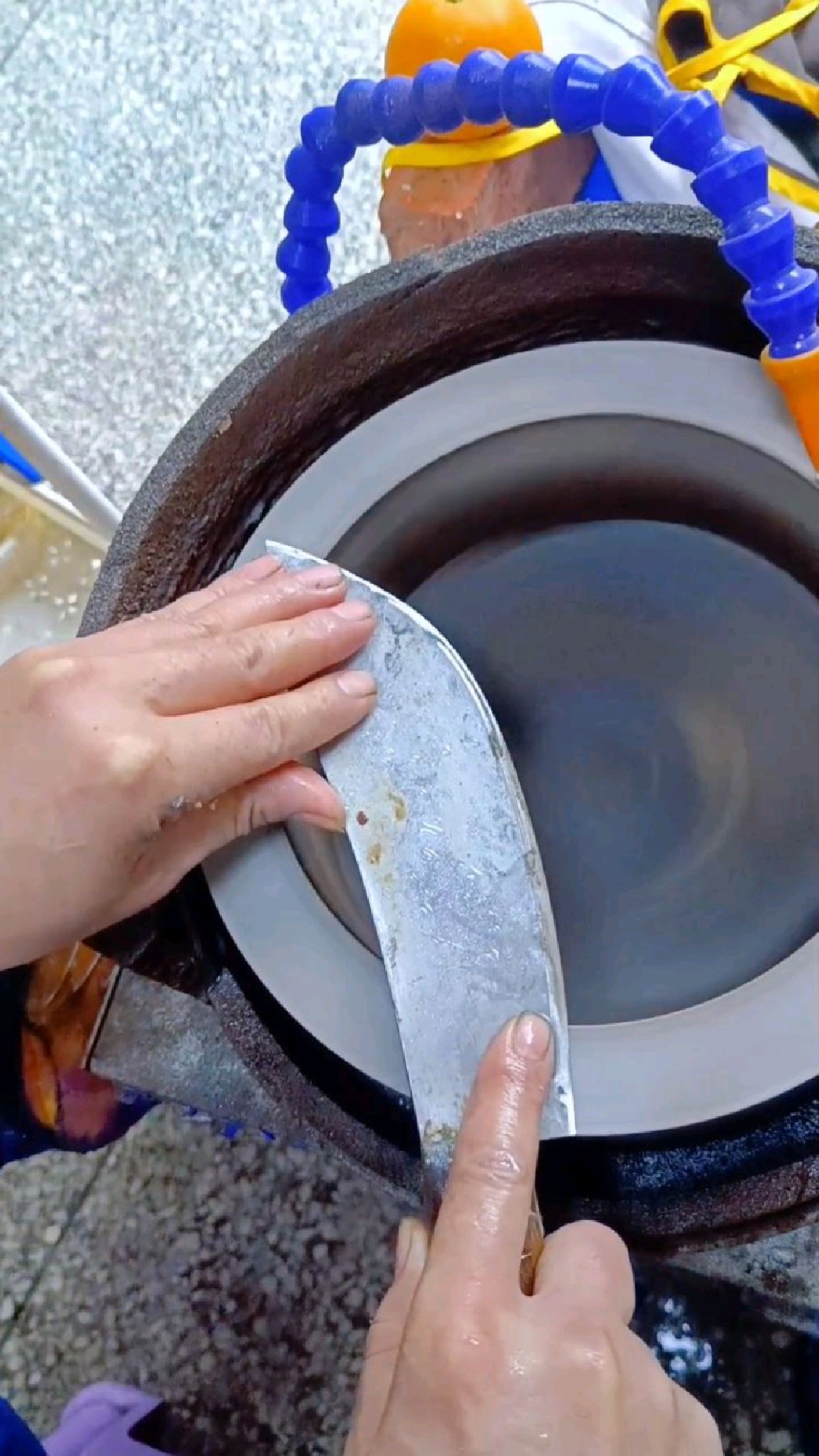 磨刀神器水冷磨刀机,快速修磨猪肉分割刀剥皮刀。#磨菜刀老手艺新方法 #人工水锋磨刀