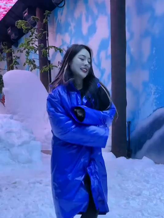 云南雪地里摔跤比赛开始啦变成斗鸡了