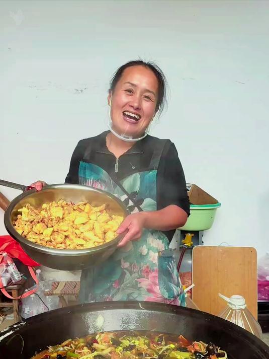 出摊啦,一锅热腾腾的大烩菜,满口家常,天冷就馋这一口