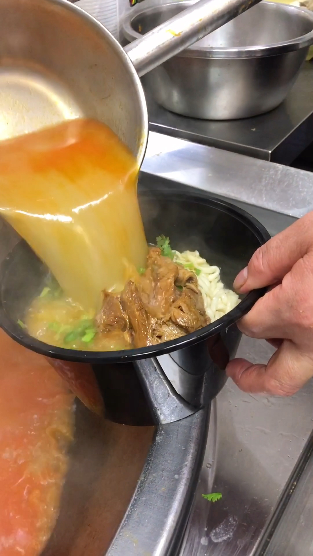 这个配方做出来的牛肉汤营养又美味,只需4味调料,熬制18小时无膻味更鲜美