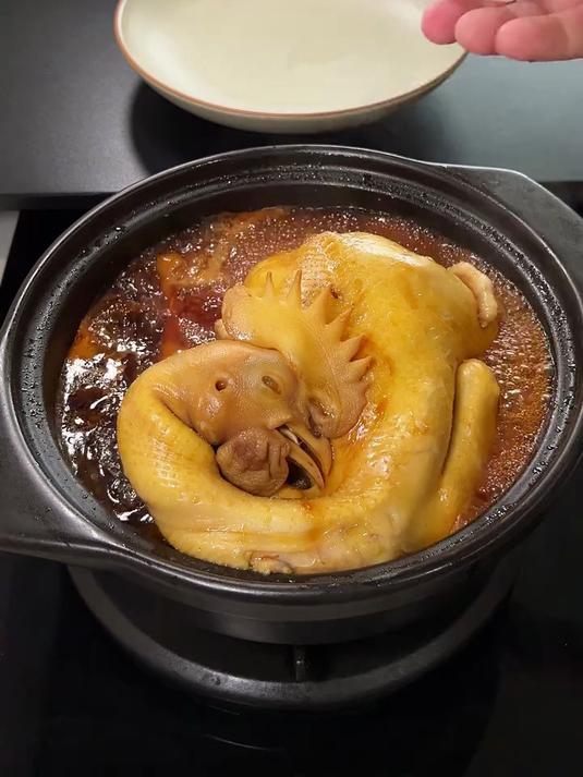 砂锅焗鸡鸡肉嫩滑多汁，好吃下饭又简单