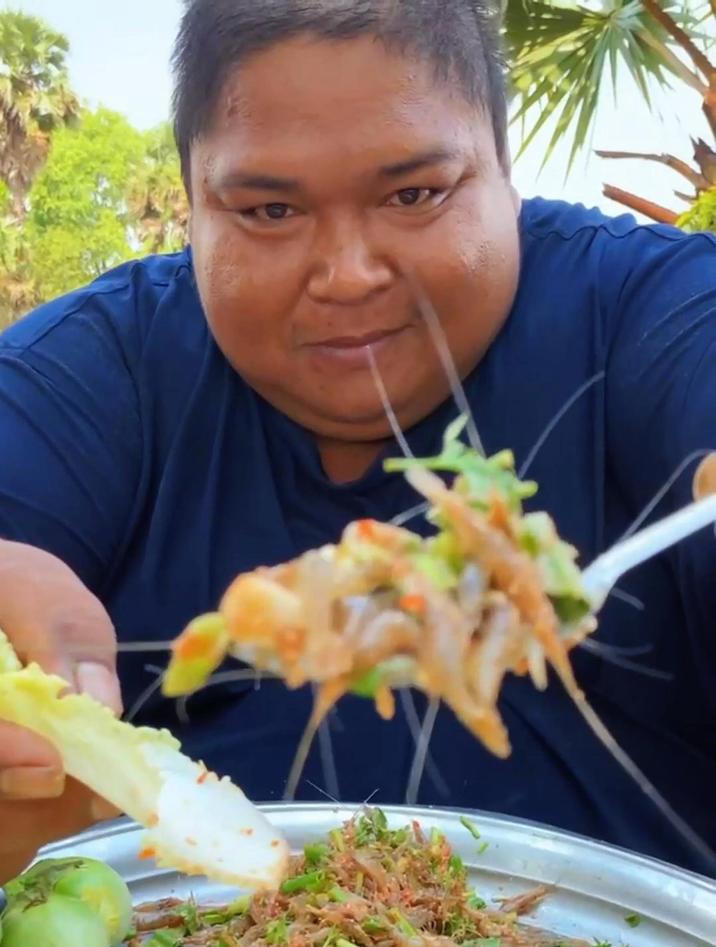 东南亚人吃东西是有多疯狂，直接把捕捉到的2斤小河虾凉拌着吃