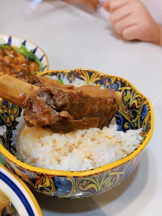 好吃到停不下来，这一口牛肉太满足了，牛排炖土豆、香菇油菜、白菜炒木耳。#牛排# #美食# 