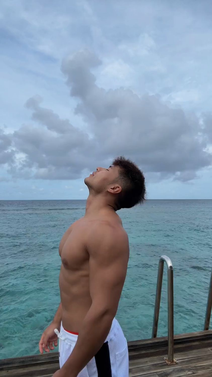 海边黑皮肌肉男,简直太可爱了。