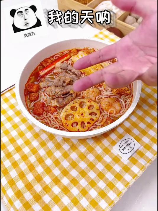 我赌你们都没吃过这又怪又上头的红酸汤粉