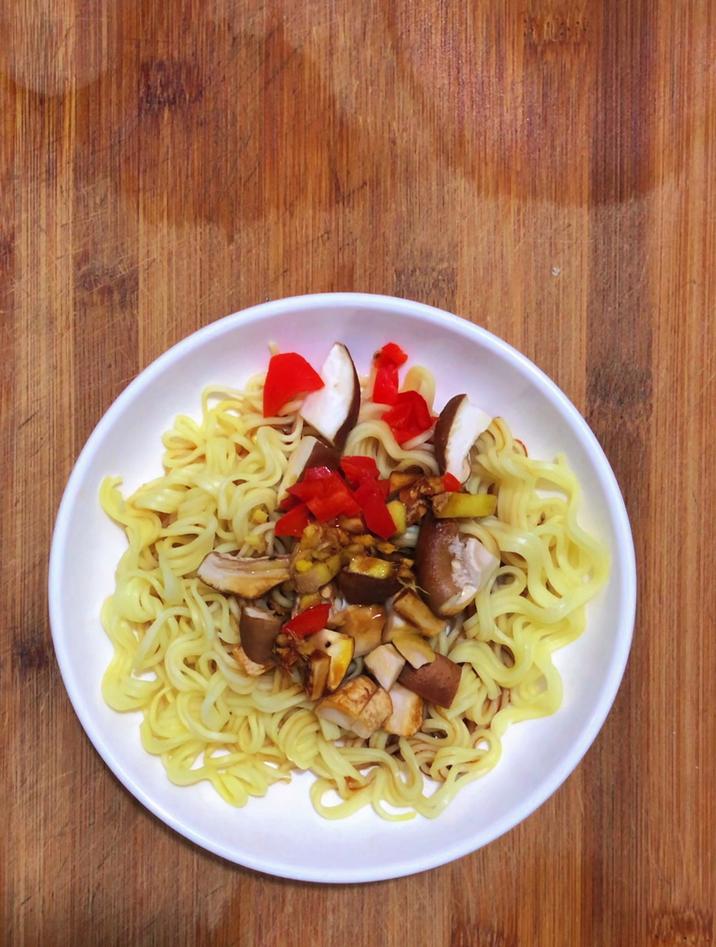 蒸面条的家常做法,分享一道香菇蒸面条