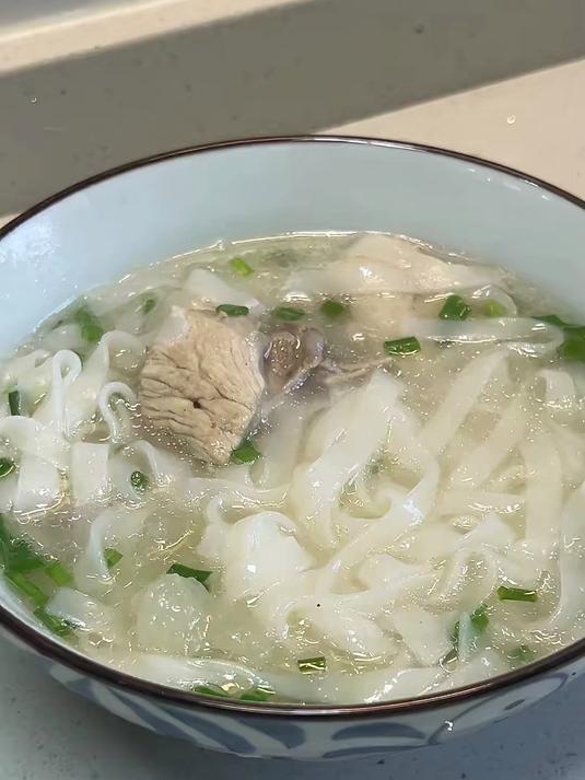 排骨汤和河粉是绝配 三分钟吃上