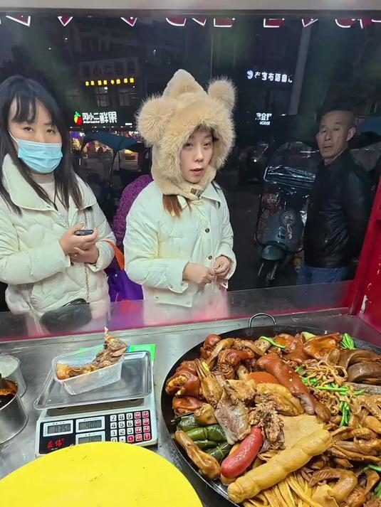 90后小伙在安徽芜湖摆摊卖卤菜
