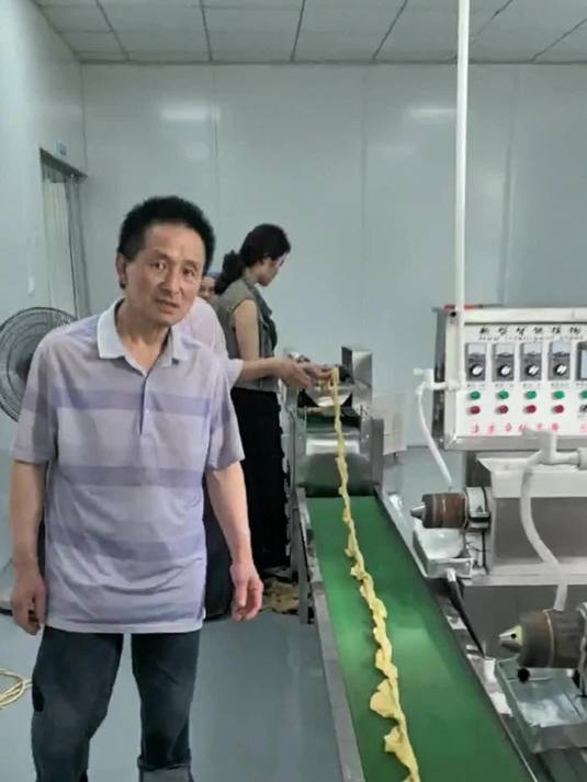 济南宏金机械豆皮机投产了