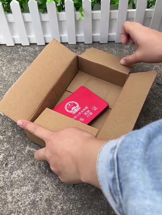 四卡位设计,铝合金包边,老司机都非常喜欢的金属卡套,方便实用