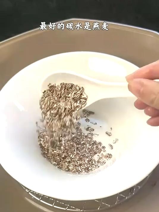 非常适合懒人的自律早餐，低卡饱腹又营养.香蕉牛奶燕麦蒸鸡蛋
