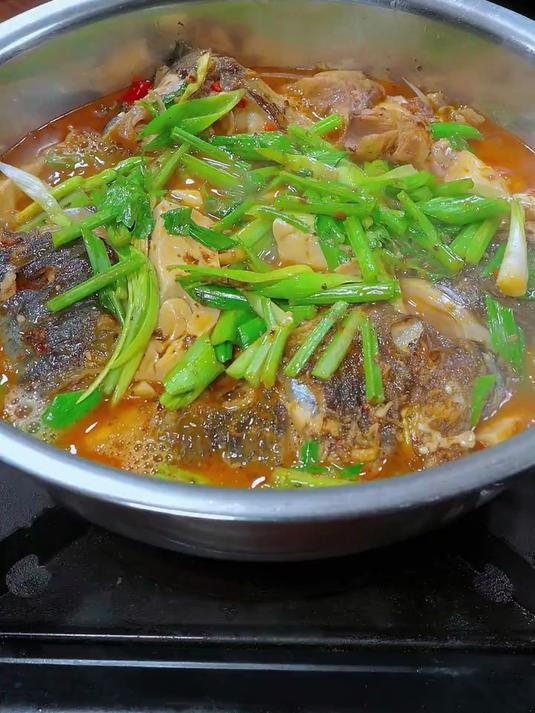 软烂可口的鱼头炖豆腐