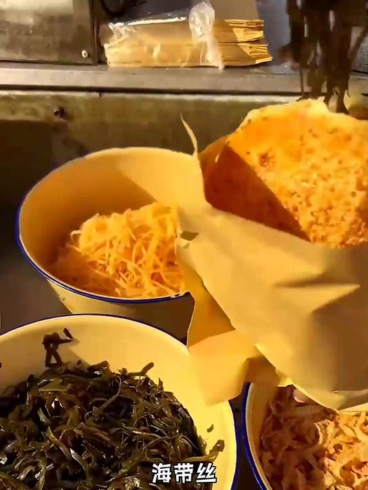 4块钱吃到撑!开封街头这烧饼夹菜太顶了,网友:比肉夹馍还香