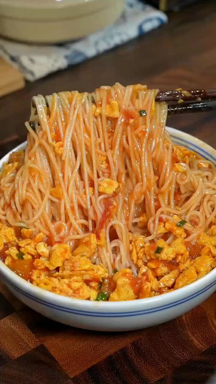 以后你要是想吃西红柿鸡蛋拌面,你就像我这样做,做法简单酱汁浓郁