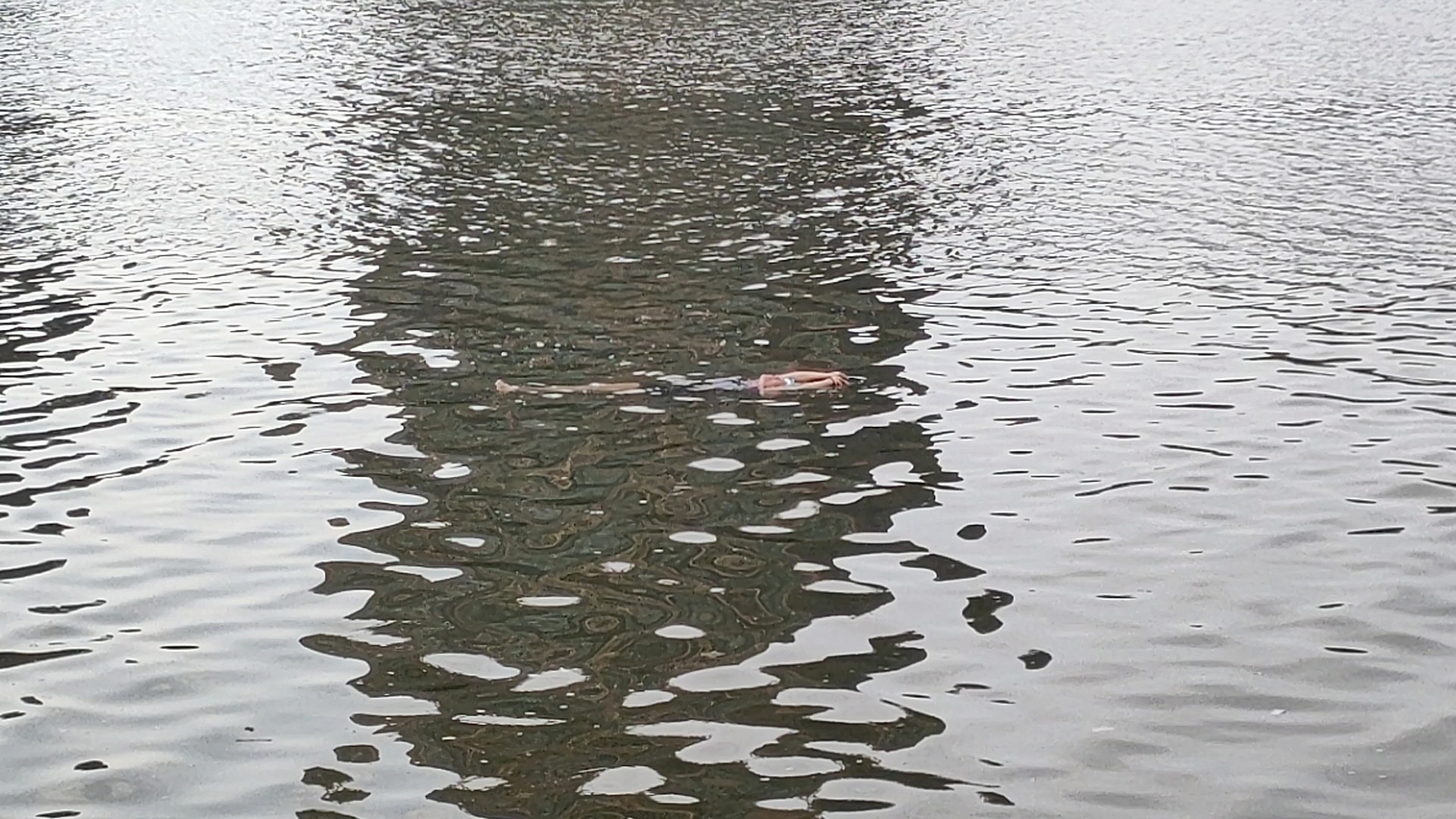 为什么你在水里总是漂浮不起来