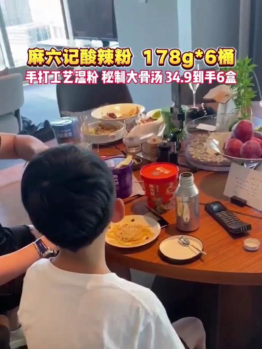 小菲儿子曝同学爱吃酸辣粉，出镜像极了母亲，合体父亲卖爆酸辣粉