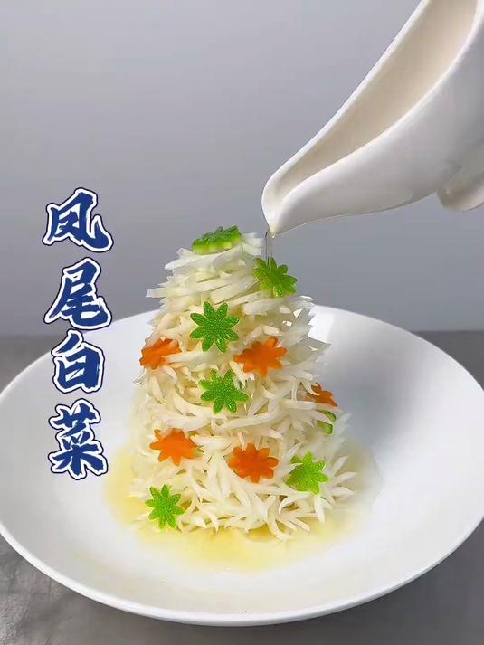 娃娃菜搭配西葫芦红萝卜,简单的食材做成吃不起的样子,口味酸辣,好吃又好看