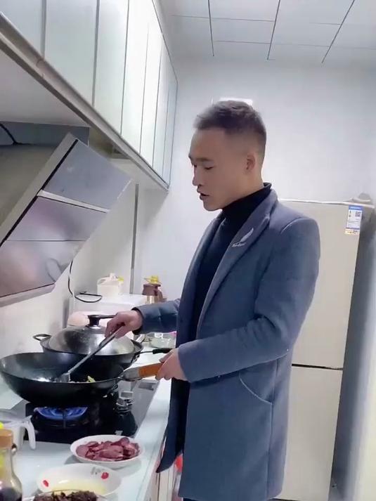无涂层电饭锅来咯，升级电脑控制，不粘锅预约，煮粥煲汤自动保温