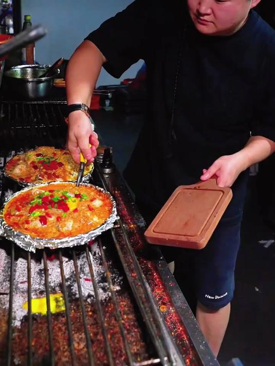 今天又在烧烤店烤了一个晚上,弄个铁板生蚝奖励一下自己