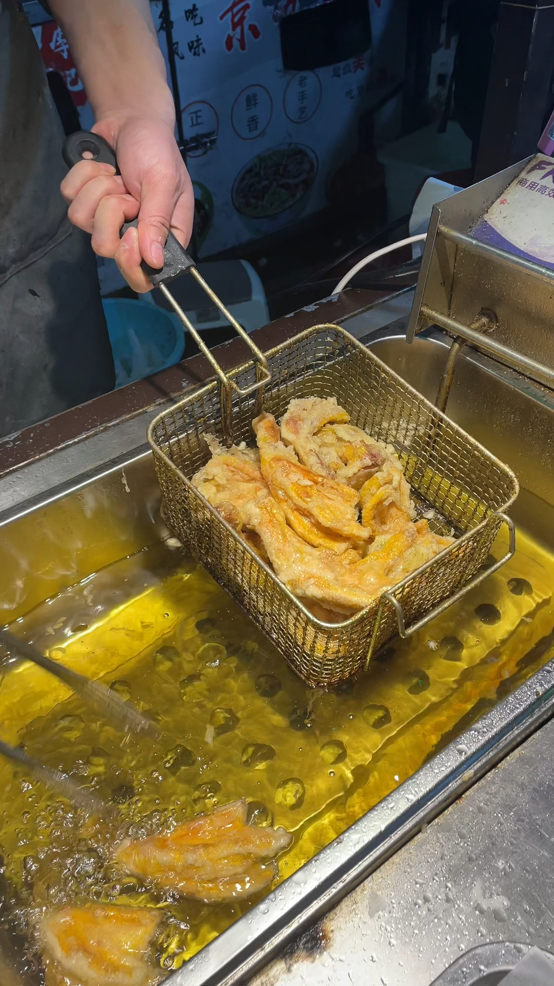 炸鸭爪配方:1个鸡蛋.盐100克.鸡精50克.味精50克.白糖200克.十三香25克.老抽
