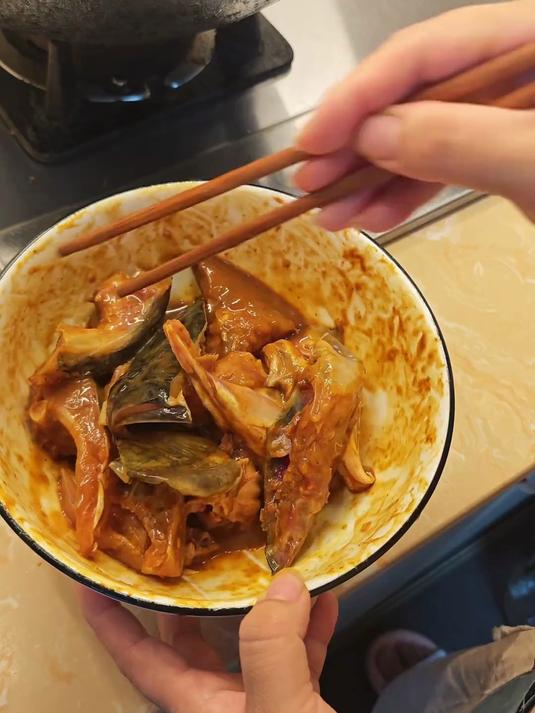 还没有吃过鱼头啫啫煲的一定要试试，鱼肉鲜嫩入味，焦香四溢