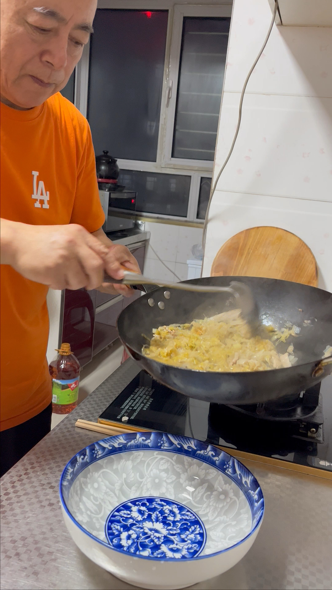 给孙子做酸菜海鲜汤