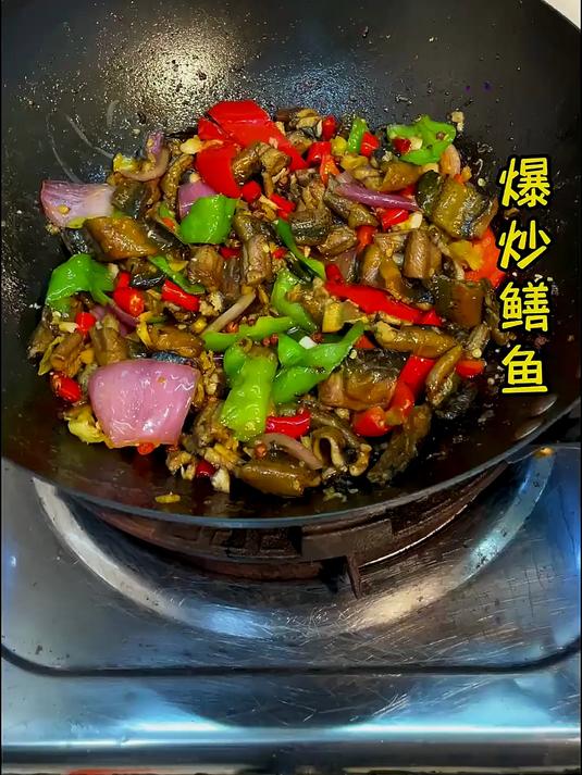 家常版的爆炒鳝鱼,做法简单,仅需炒干水分、加入配料两个步骤就能完成,下酒又下饭!