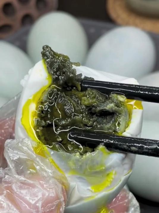 东北老式腌制臭鸭蛋,闻着臭吃着香,咸淡适中绵密入味超下饭!
