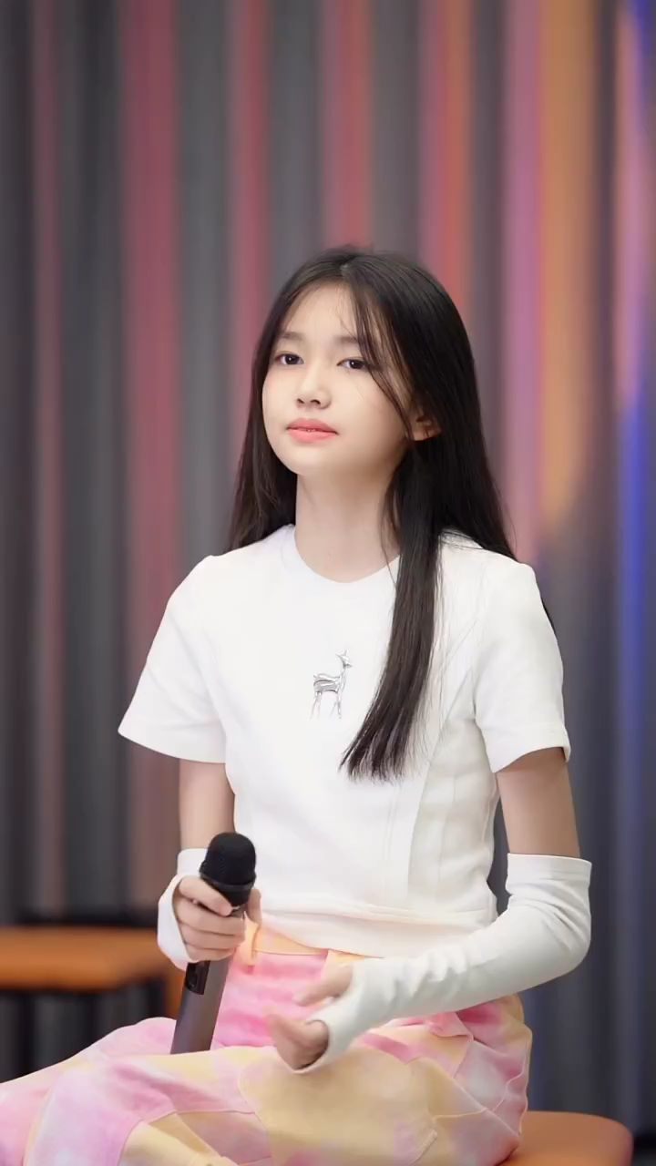 美女深情演唱歌曲《美人鱼》,人美歌甜超好听