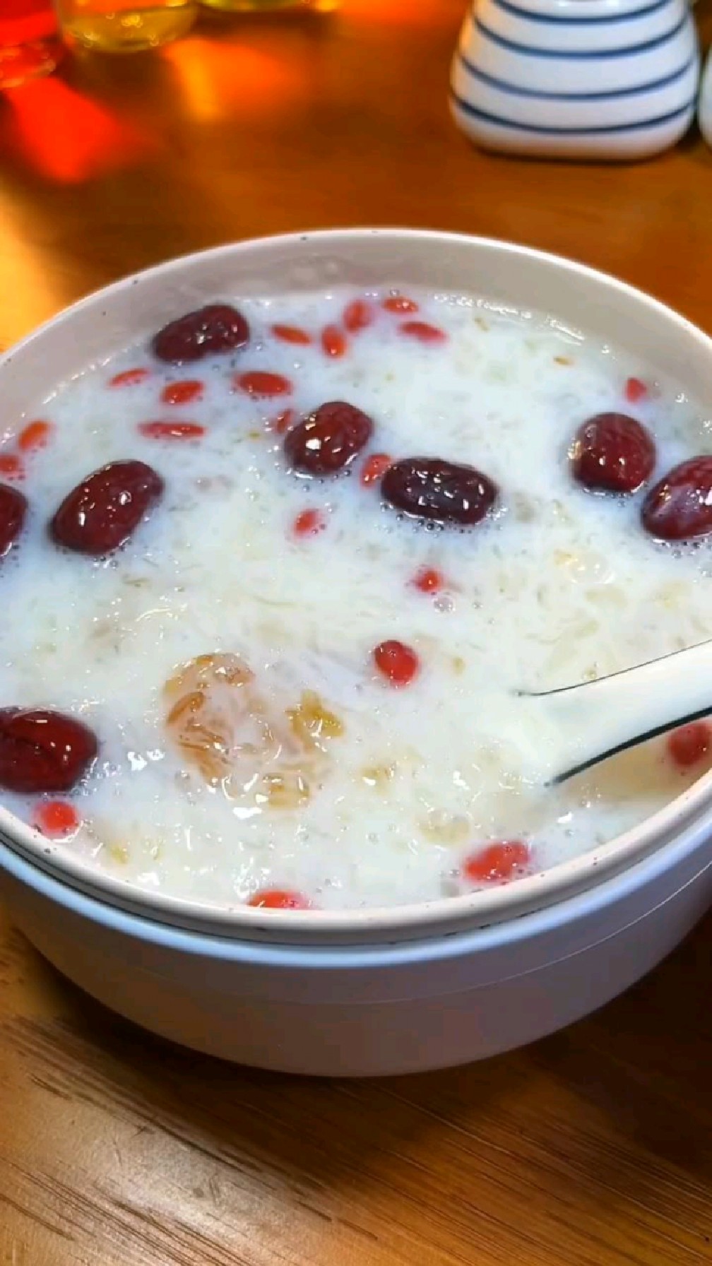 女人记得要常喝这个桃胶三宝羹