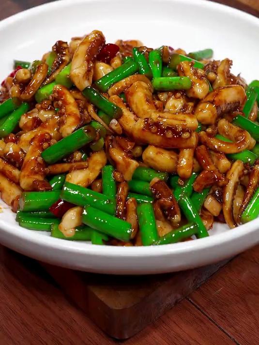 今天做了一道家人们都爱吃的香辣鱿鱼