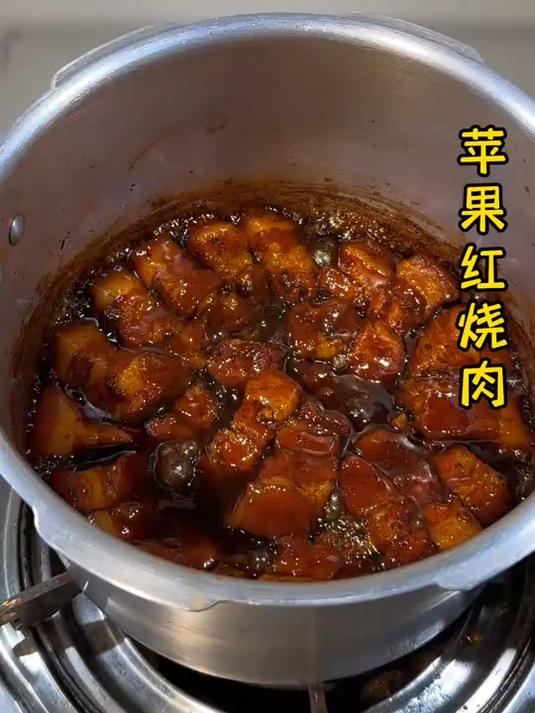 高压锅苹果红烧肉，五花肉吸满苹果酱，闻起来淡淡的苹果香#懒人美食#