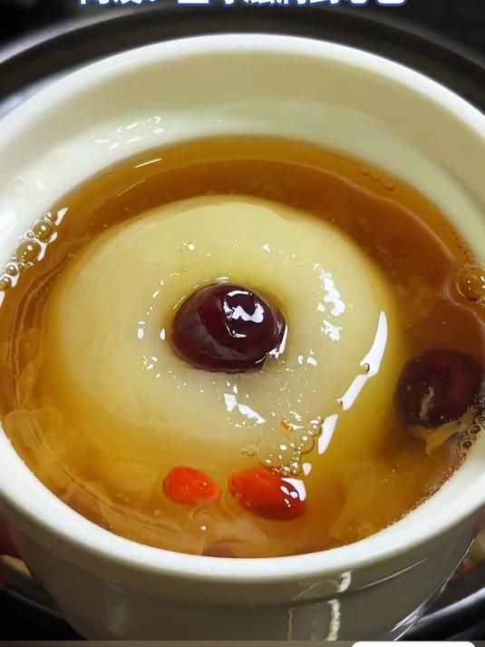 冬日暖饮安排上,冰糖雪梨银耳汤,直呼滋润到心巴