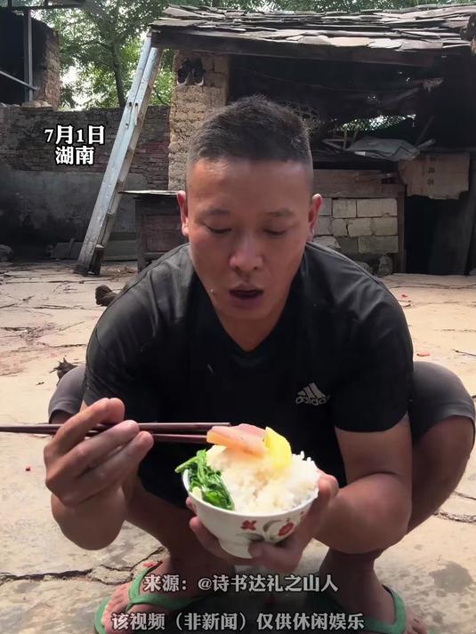 博主对于家禽的忍耐度直接拉满，去追一只鸡一群鸡把自己的饭吃了