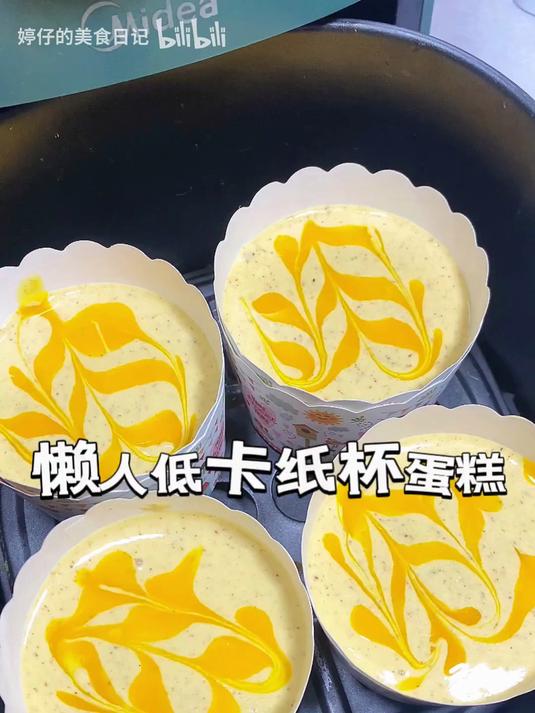 6个蛋加一勺牛奶，加一包蛋糕粉，就可以做简单又好吃的纸杯蛋糕