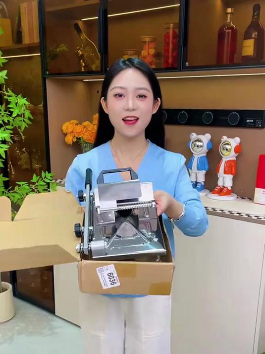 爱吃火锅的,家里备一个牛羊肉切片机,在家涮火锅太方便了