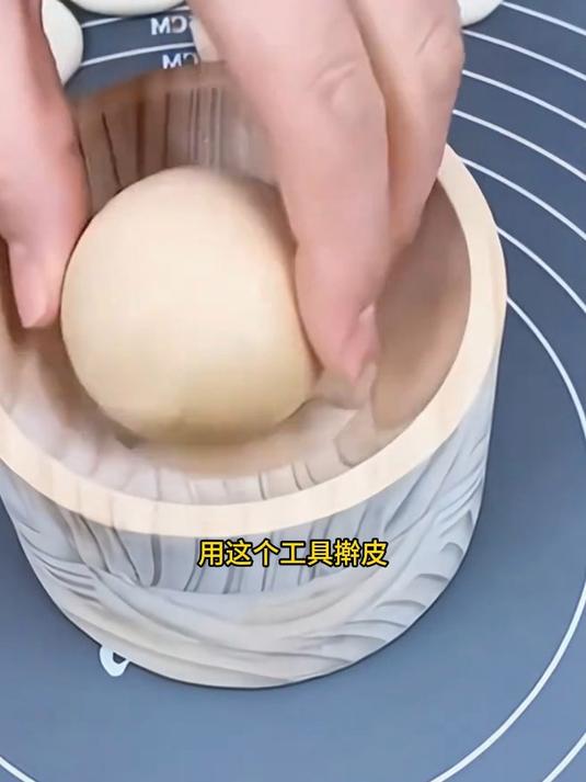 好玩又实用的压饺子皮神器,纯实木材质,压出来的饺子皮又大又圆