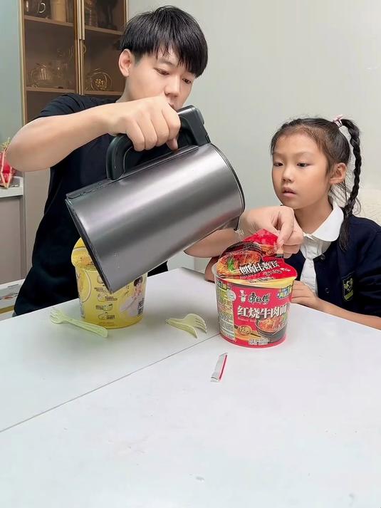 吃了这么多年方便面,还真不知道叉子和盖子还能这样用