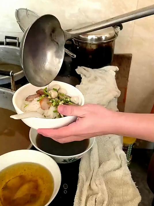 开了20年还能排队排到脚软,这碗汤粉到底多上头?