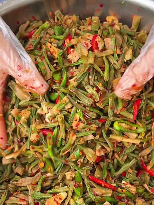 豇豆不用总炒着吃,可以拿来晒干做成腌菜,口感香辣有嚼劲