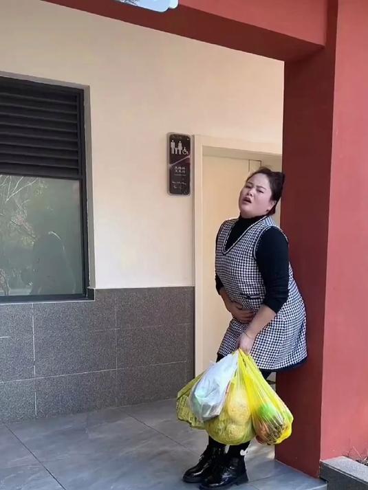 现在出去买菜谁还自己提着