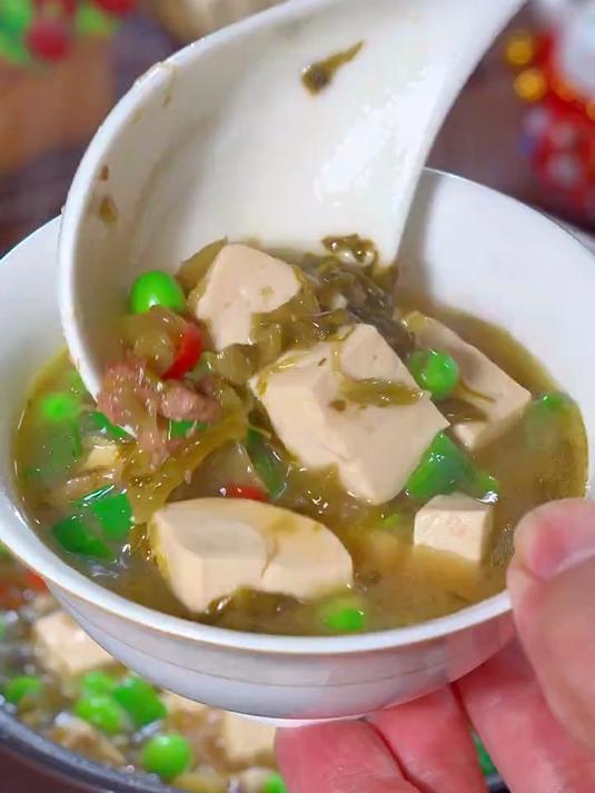 下回吃饭没有胃口，你就试试我这个咸菜滚豆腐的做法，汤鲜味美