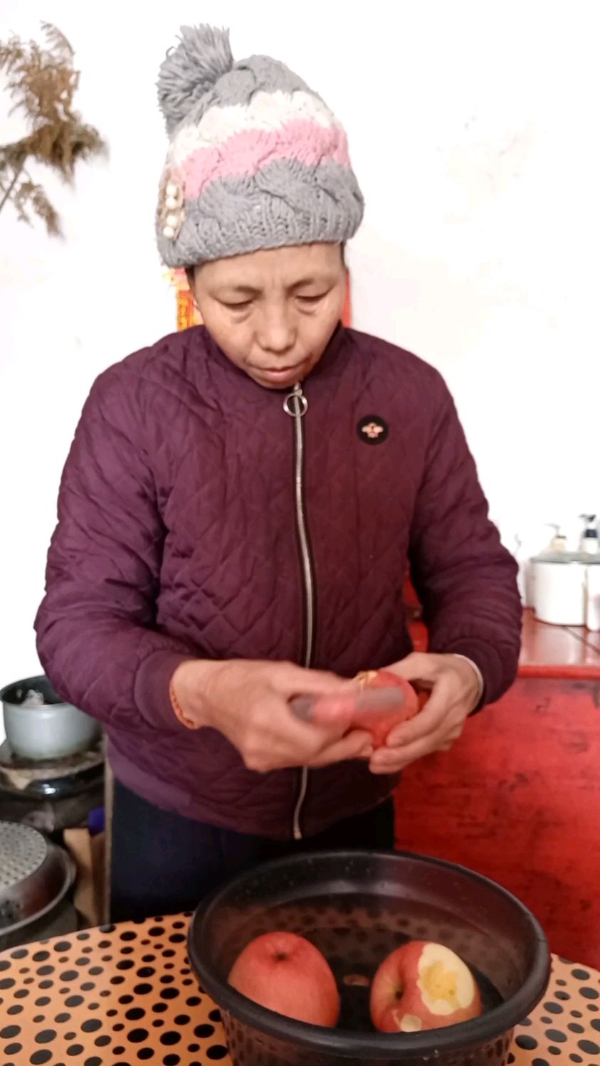 用苹果煮甜汤,口感酸甜,味道格外鲜